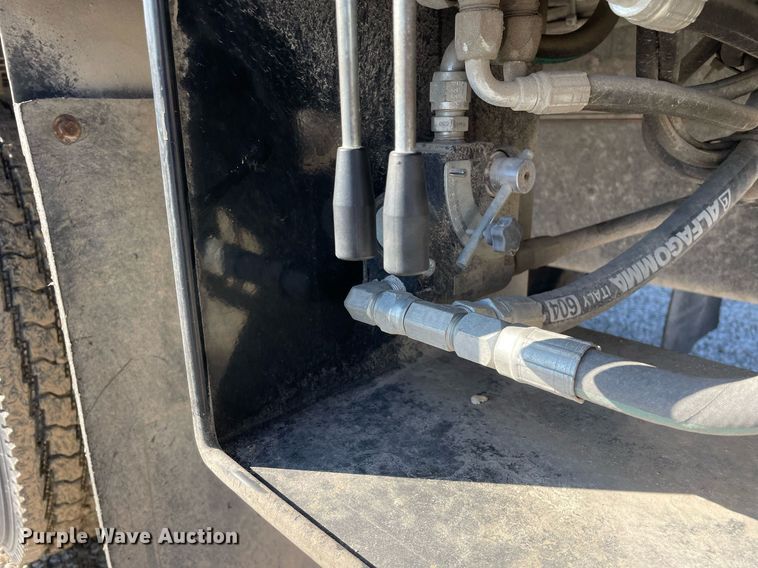 image for item LV9985 1999 International 4700 flatbed truck