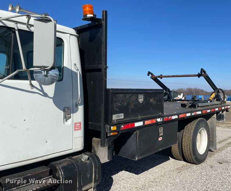 image for item LV9985 1999 International 4700 flatbed truck