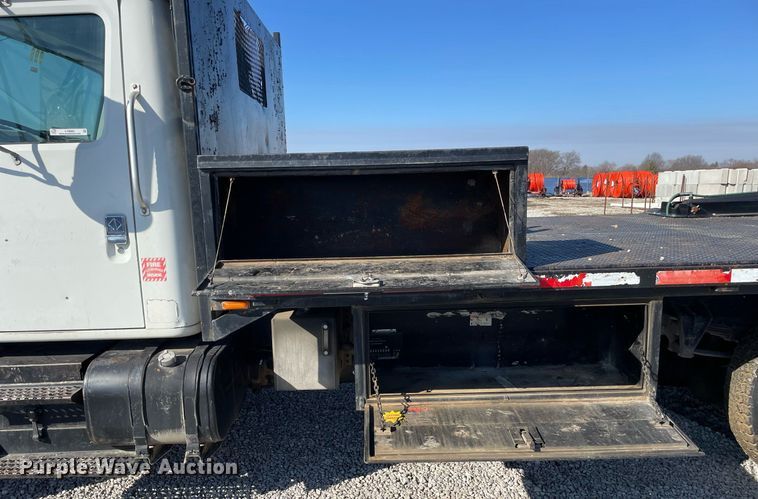 image for item LV9985 1999 International 4700 flatbed truck