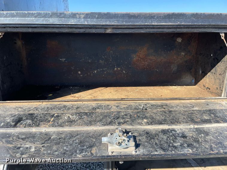 image for item LV9985 1999 International 4700 flatbed truck