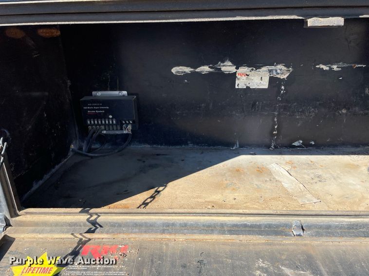 image for item LV9985 1999 International 4700 flatbed truck