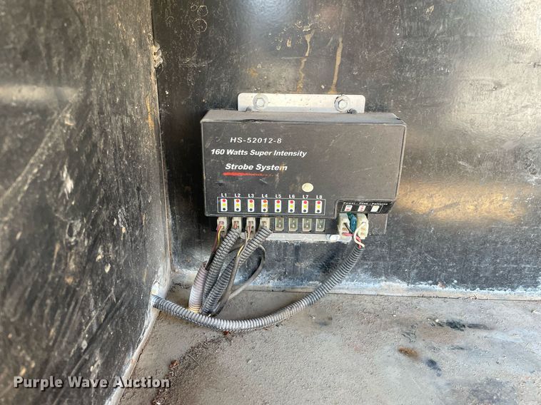 image for item LV9985 1999 International 4700 flatbed truck