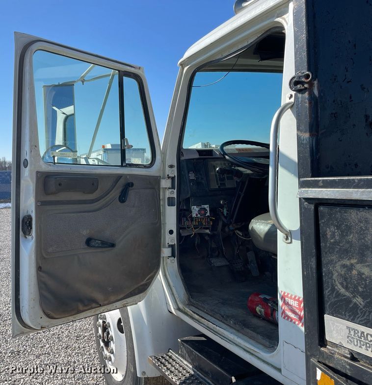 image for item LV9985 1999 International 4700 flatbed truck