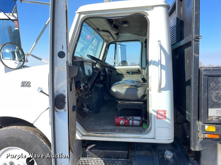 image for item LV9985 1999 International 4700 flatbed truck