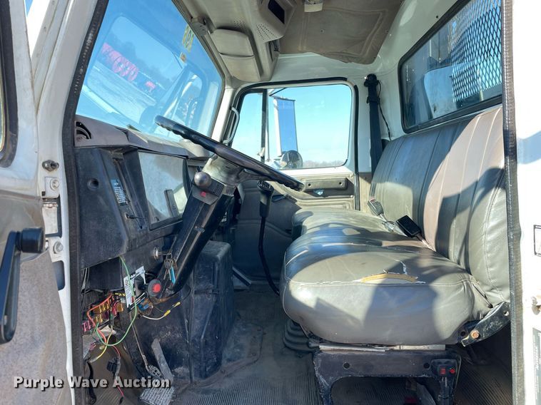 image for item LV9985 1999 International 4700 flatbed truck