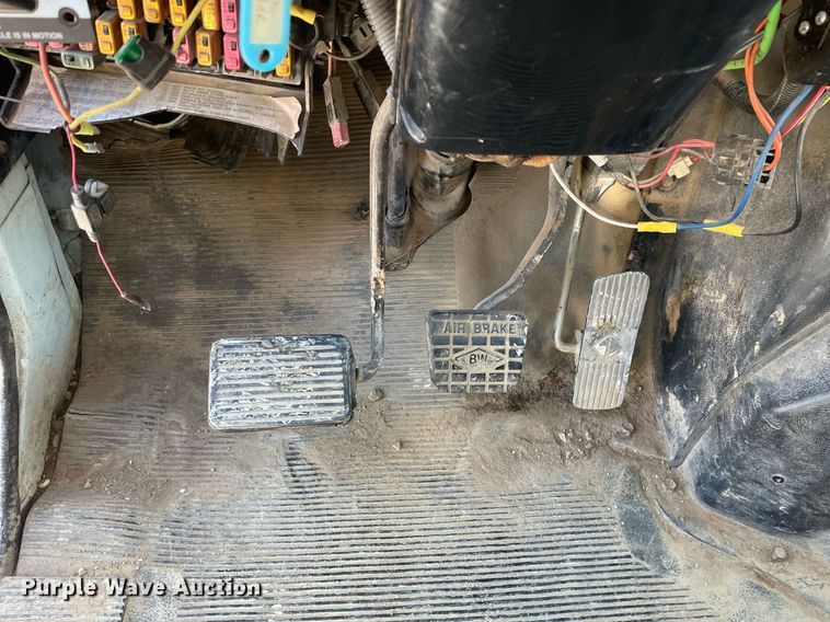 image for item LV9985 1999 International 4700 flatbed truck