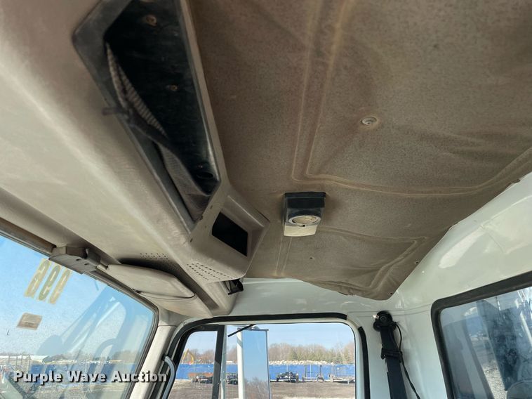 image for item LV9985 1999 International 4700 flatbed truck