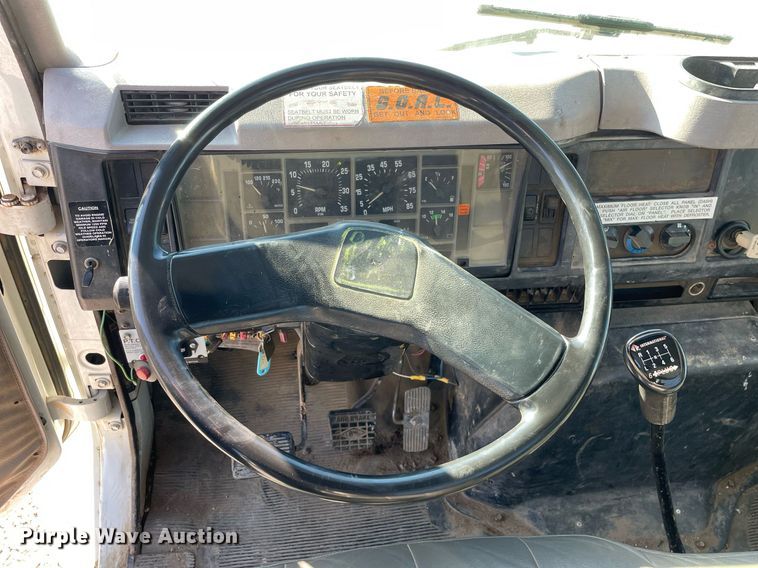 image for item LV9985 1999 International 4700 flatbed truck