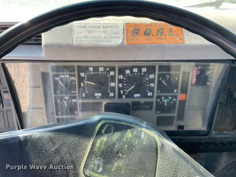 image for item LV9985 1999 International 4700 flatbed truck