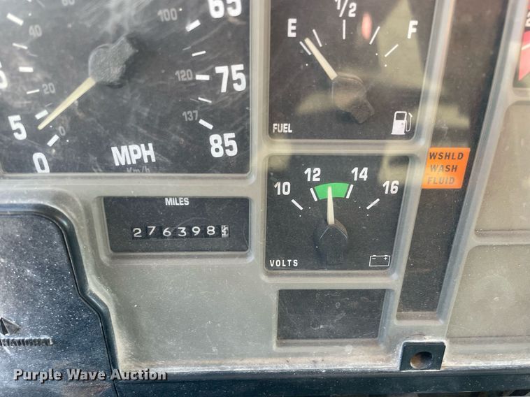 image for item LV9985 1999 International 4700 flatbed truck