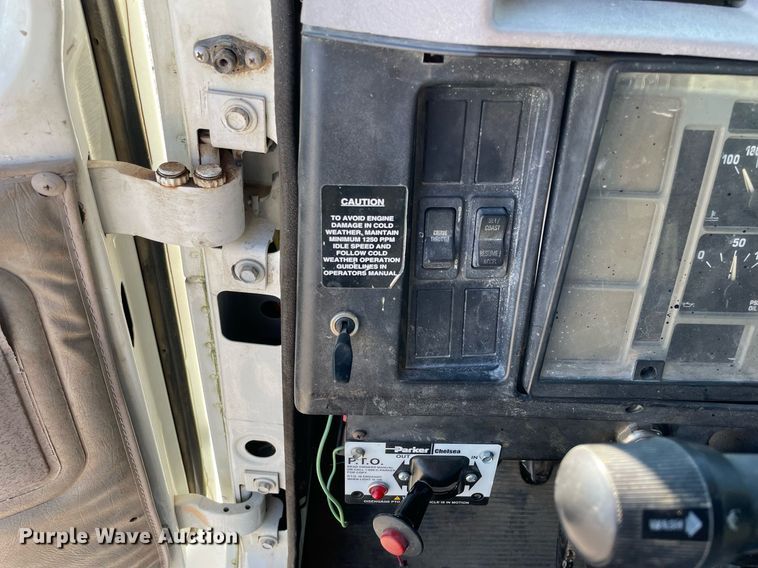 image for item LV9985 1999 International 4700 flatbed truck