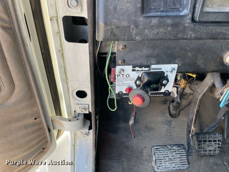 image for item LV9985 1999 International 4700 flatbed truck