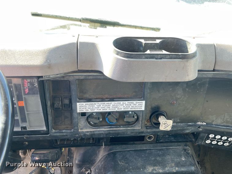 image for item LV9985 1999 International 4700 flatbed truck