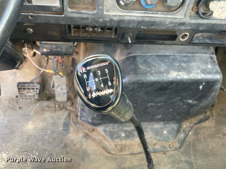 image for item LV9985 1999 International 4700 flatbed truck