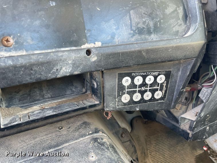 image for item LV9985 1999 International 4700 flatbed truck