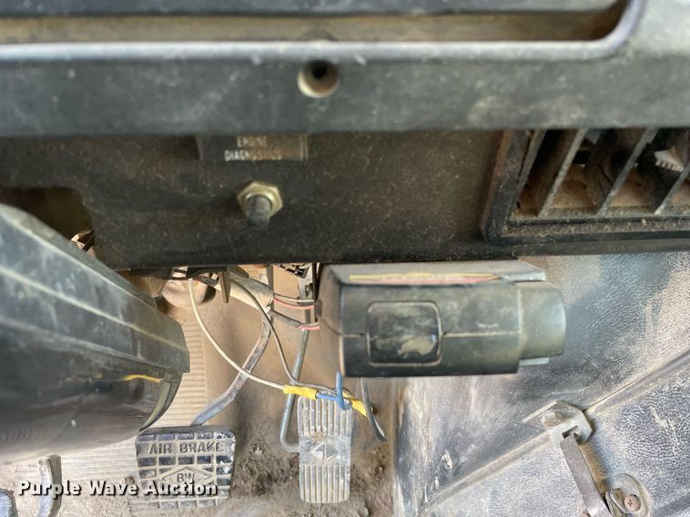 image for item LV9985 1999 International 4700 flatbed truck