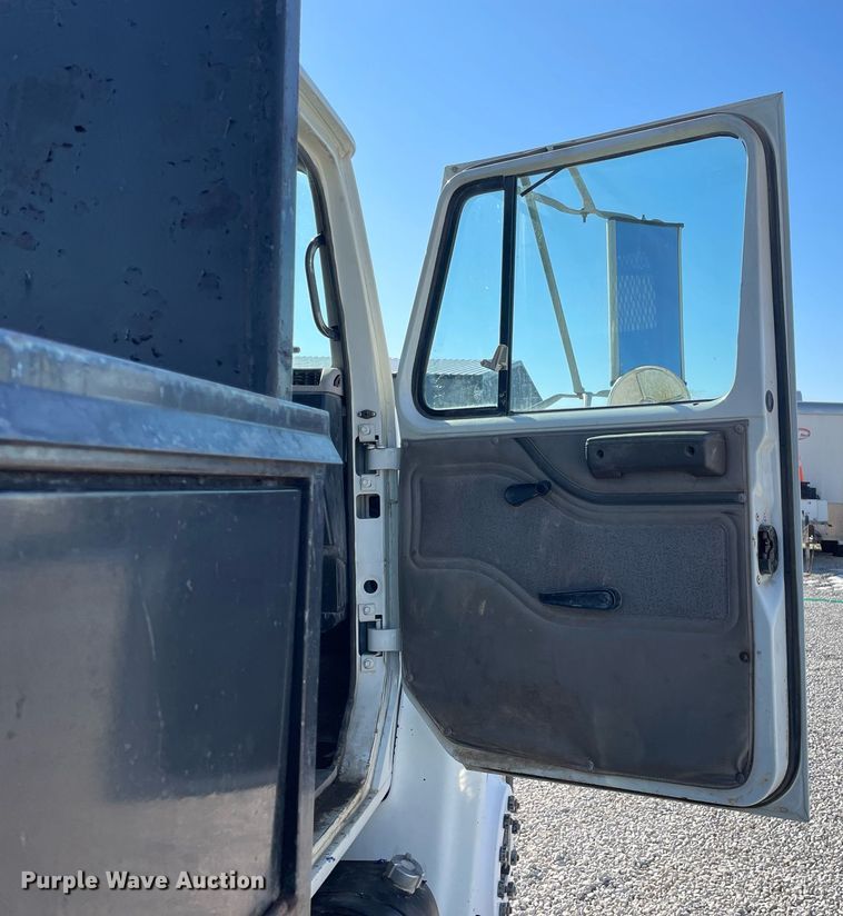 image for item LV9985 1999 International 4700 flatbed truck