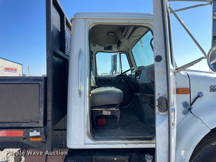 image for item LV9985 1999 International 4700 flatbed truck