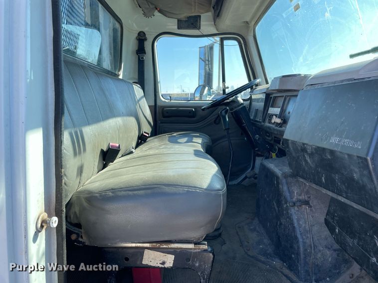 image for item LV9985 1999 International 4700 flatbed truck