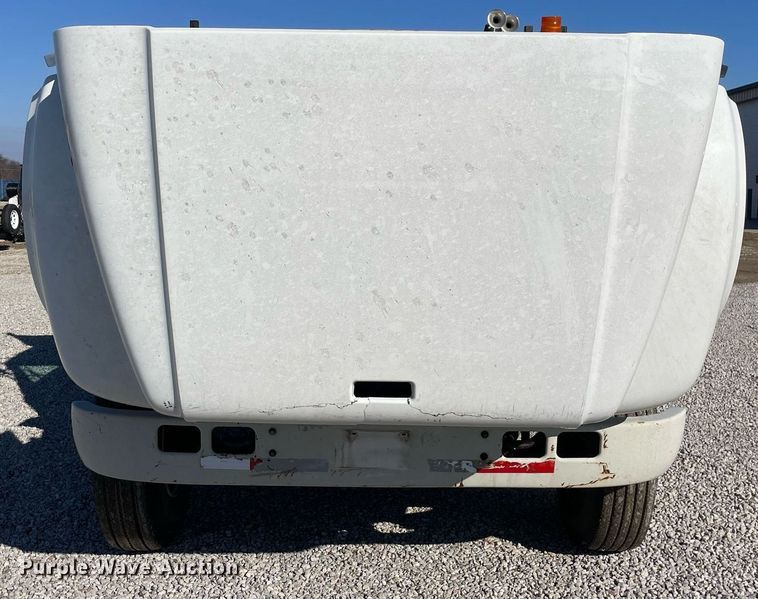 image for item LV9985 1999 International 4700 flatbed truck