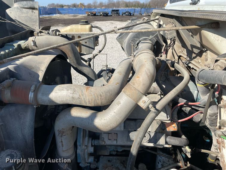 image for item LV9985 1999 International 4700 flatbed truck