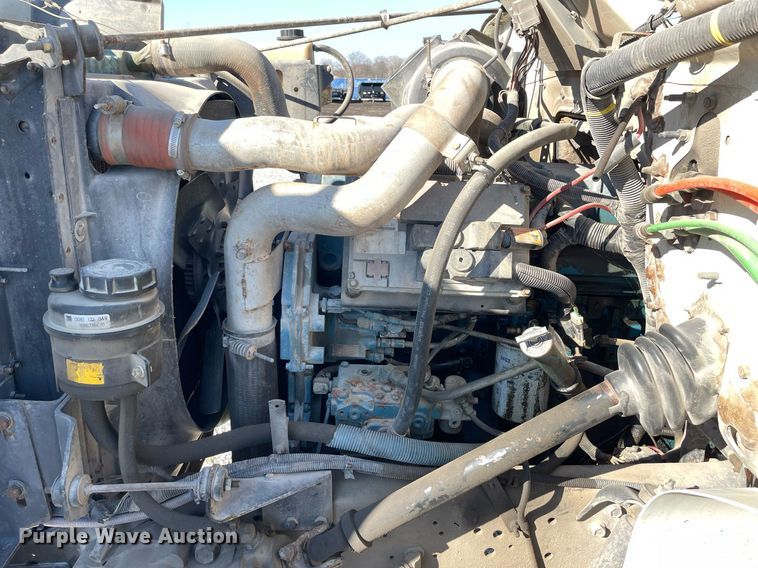 image for item LV9985 1999 International 4700 flatbed truck