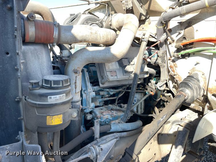 image for item LV9985 1999 International 4700 flatbed truck