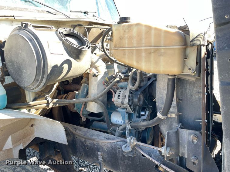 image for item LV9985 1999 International 4700 flatbed truck