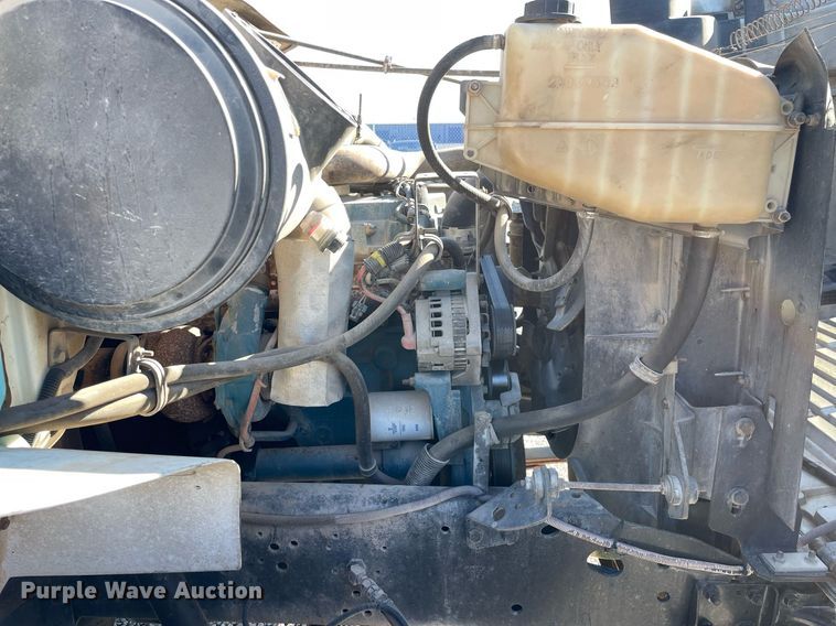 image for item LV9985 1999 International 4700 flatbed truck