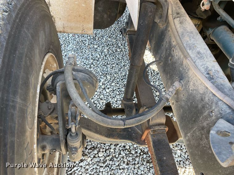 image for item LV9985 1999 International 4700 flatbed truck