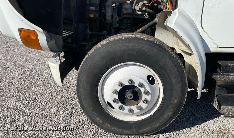 image for item LV9985 1999 International 4700 flatbed truck