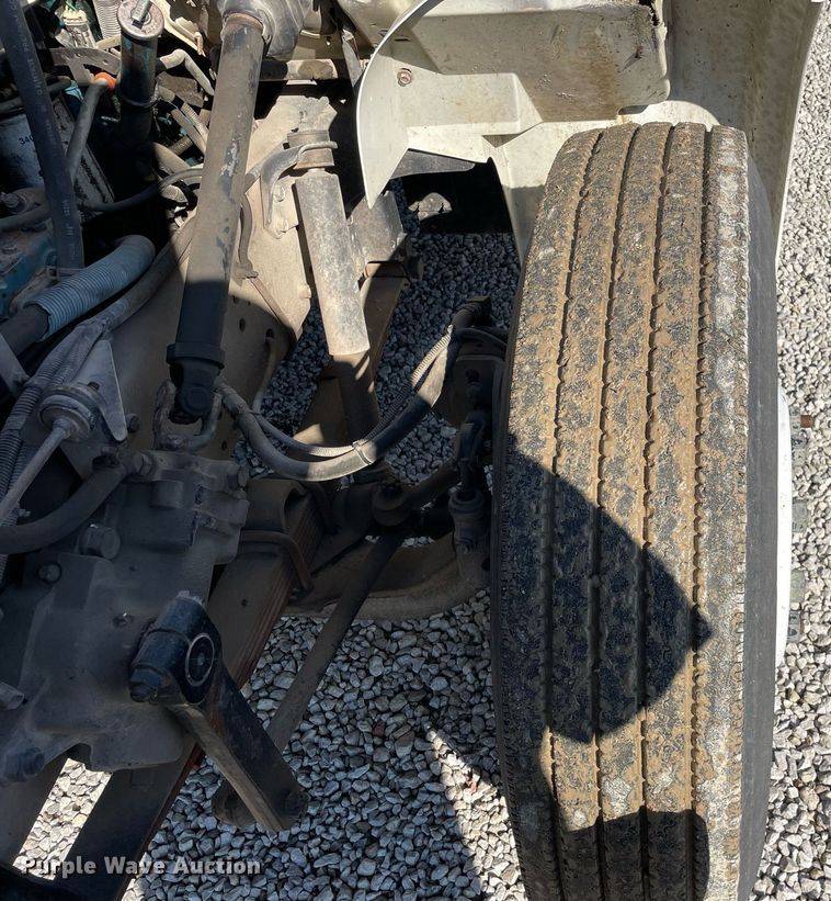 image for item LV9985 1999 International 4700 flatbed truck