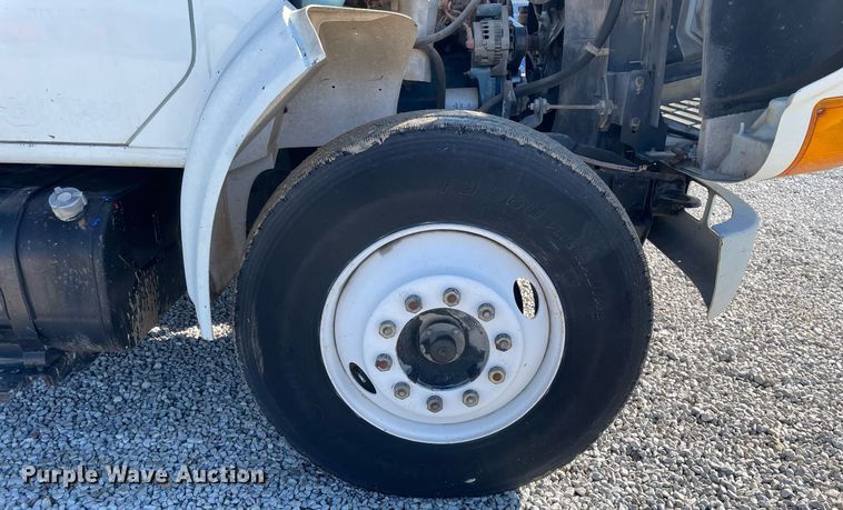 image for item LV9985 1999 International 4700 flatbed truck