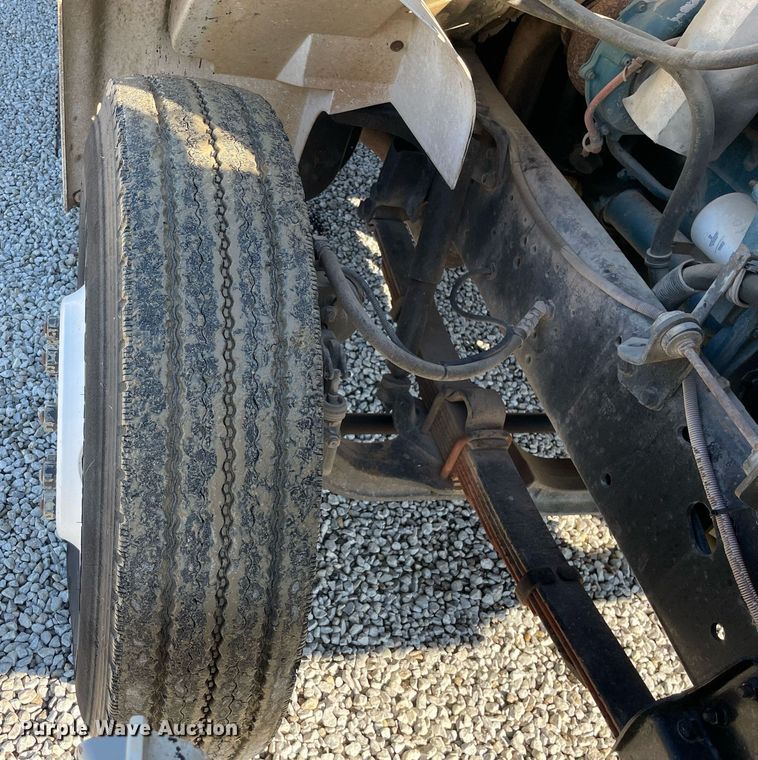 image for item LV9985 1999 International 4700 flatbed truck