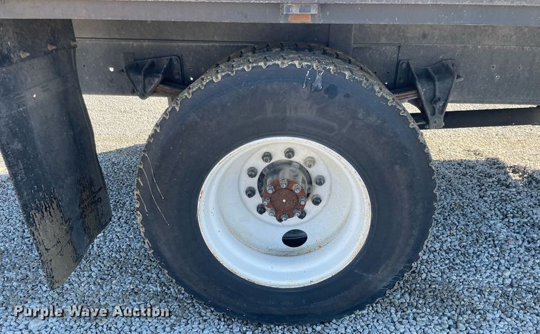 image for item LV9985 1999 International 4700 flatbed truck