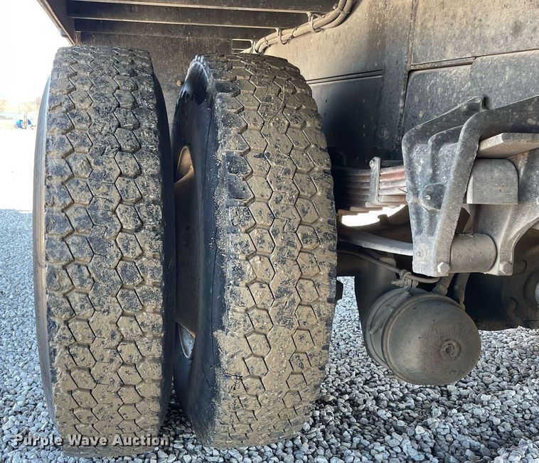 image for item LV9985 1999 International 4700 flatbed truck