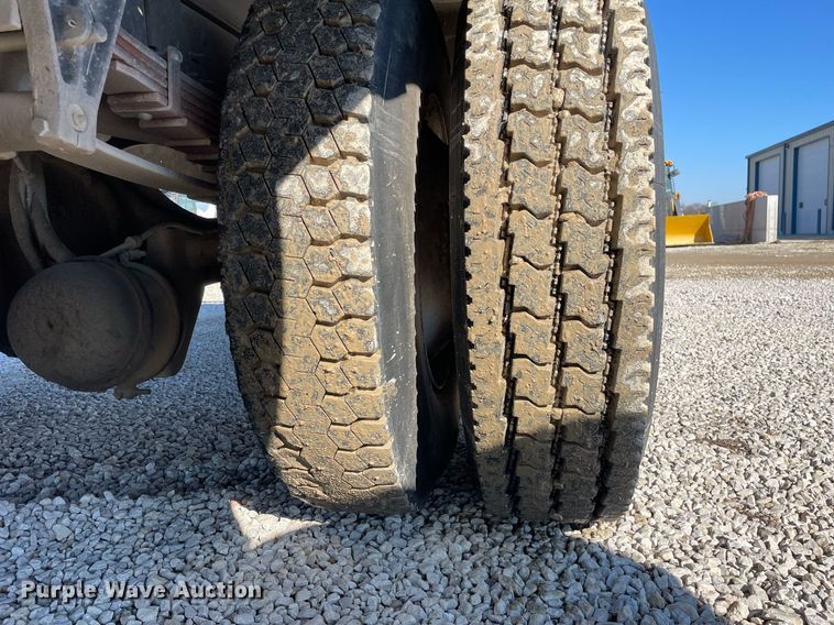 image for item LV9985 1999 International 4700 flatbed truck