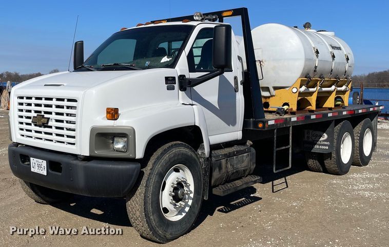 image for item LV9986 2005 Chevrolet  C8500 flatbed truck