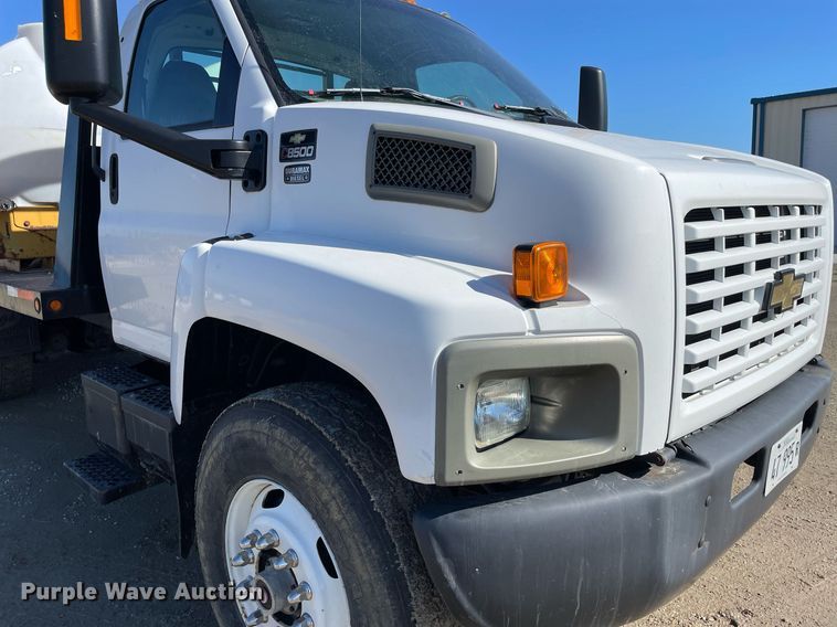 image for item LV9986 2005 Chevrolet  C8500 flatbed truck