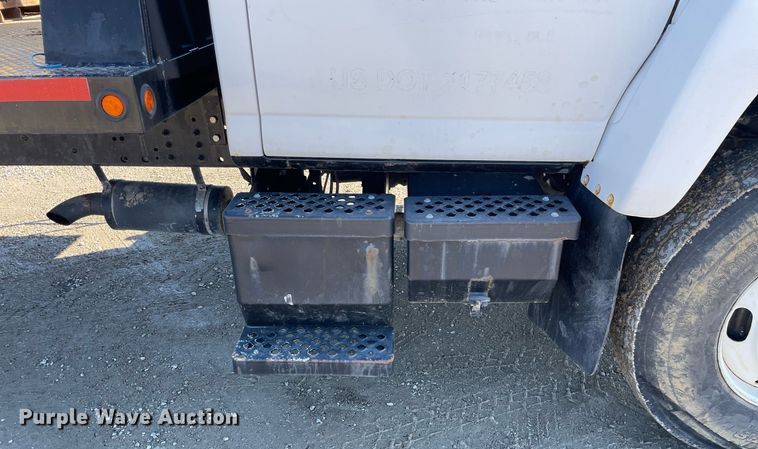 image for item LV9986 2005 Chevrolet  C8500 flatbed truck