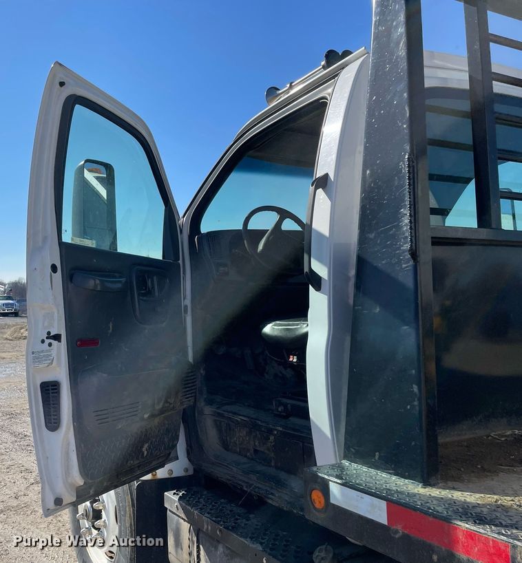 image for item LV9986 2005 Chevrolet  C8500 flatbed truck