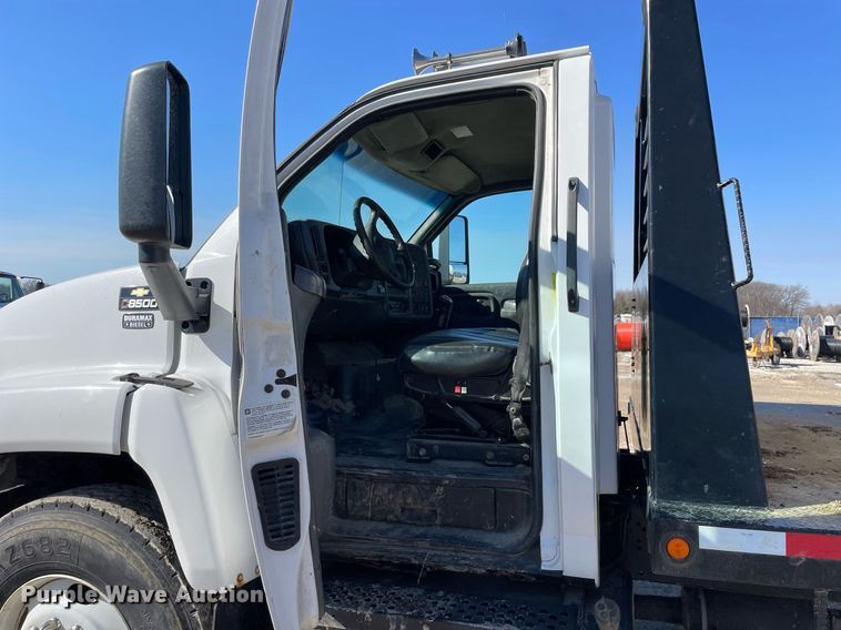 image for item LV9986 2005 Chevrolet  C8500 flatbed truck