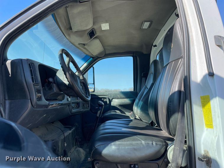 image for item LV9986 2005 Chevrolet  C8500 flatbed truck