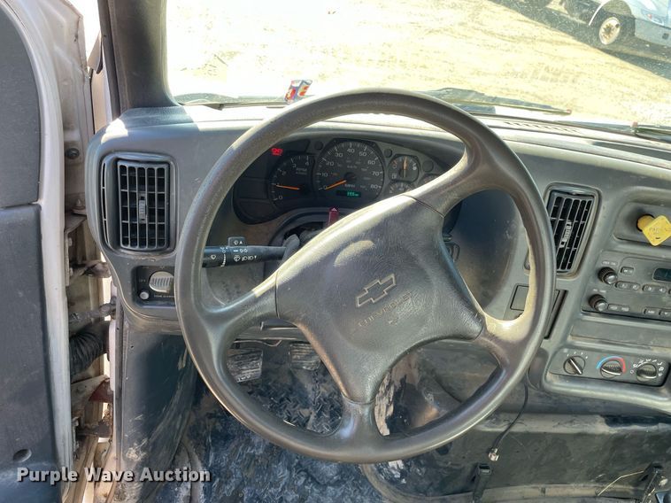 image for item LV9986 2005 Chevrolet  C8500 flatbed truck