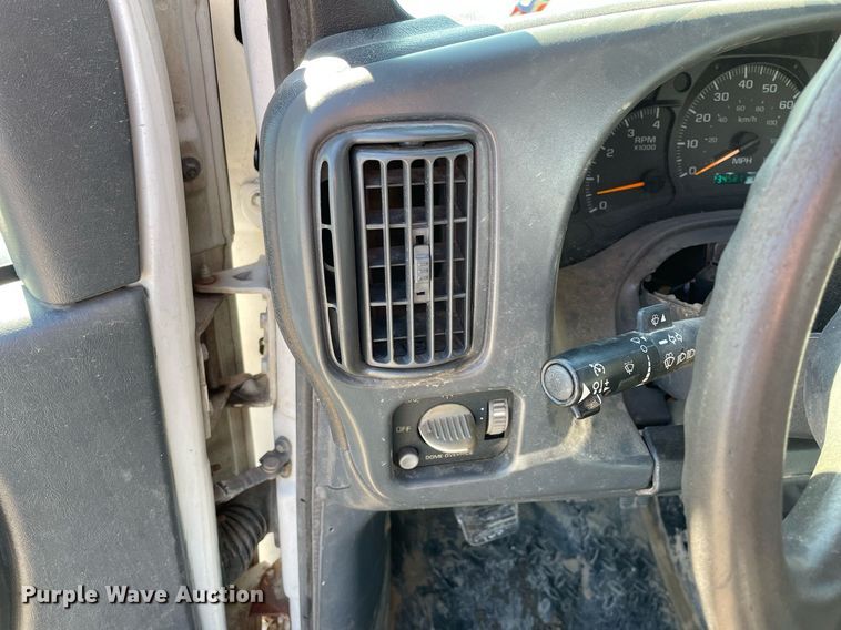 image for item LV9986 2005 Chevrolet  C8500 flatbed truck