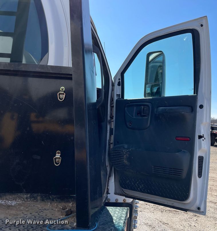 image for item LV9986 2005 Chevrolet  C8500 flatbed truck
