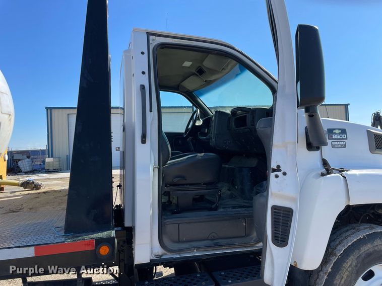 image for item LV9986 2005 Chevrolet  C8500 flatbed truck