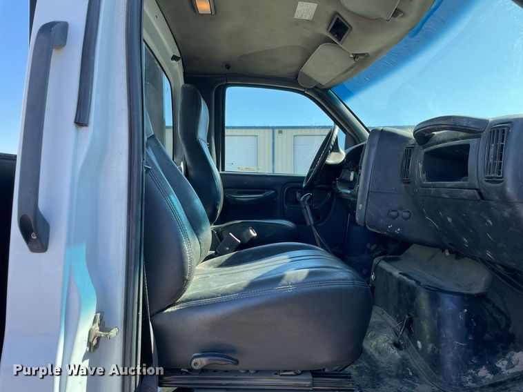 image for item LV9986 2005 Chevrolet  C8500 flatbed truck