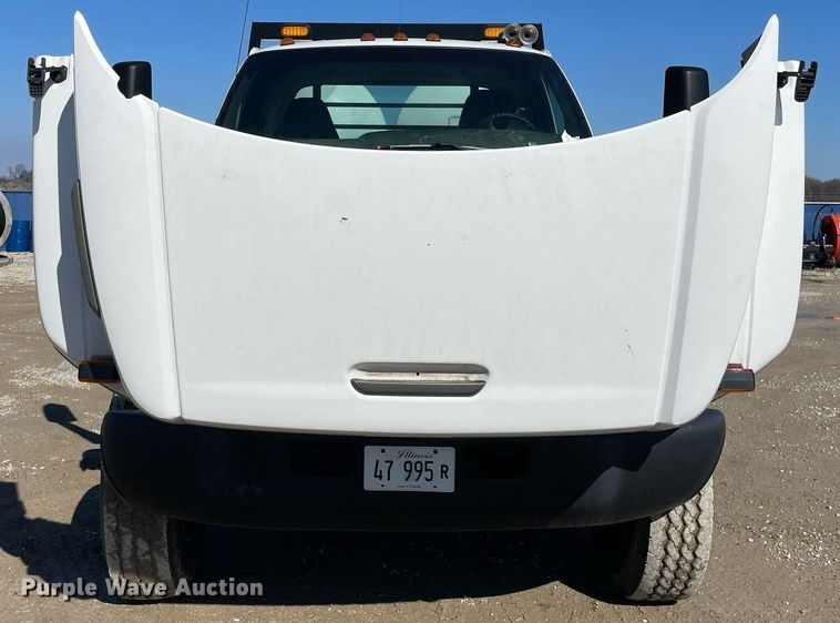 image for item LV9986 2005 Chevrolet  C8500 flatbed truck