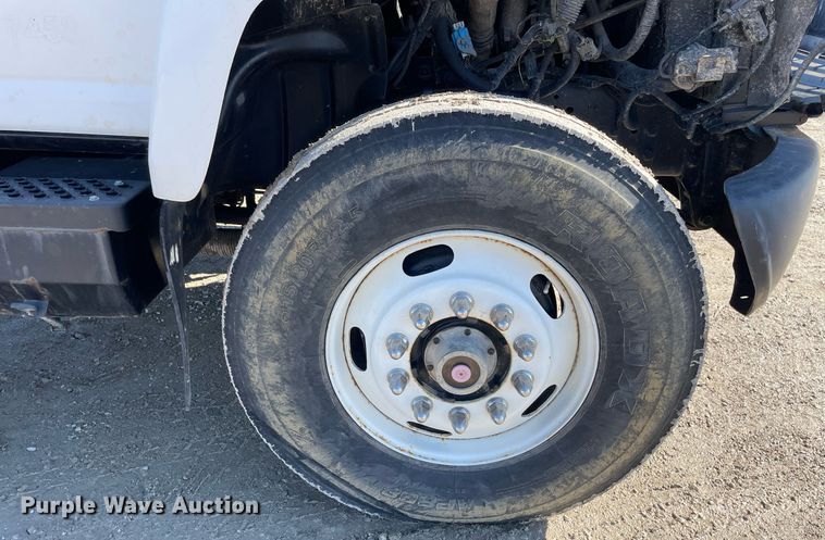 image for item LV9986 2005 Chevrolet  C8500 flatbed truck